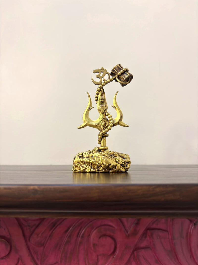 Crafted from high-quality brass in Golden Yellow Antique finish, this statue reflects a deep understanding of traditional Indian craftsmanship
