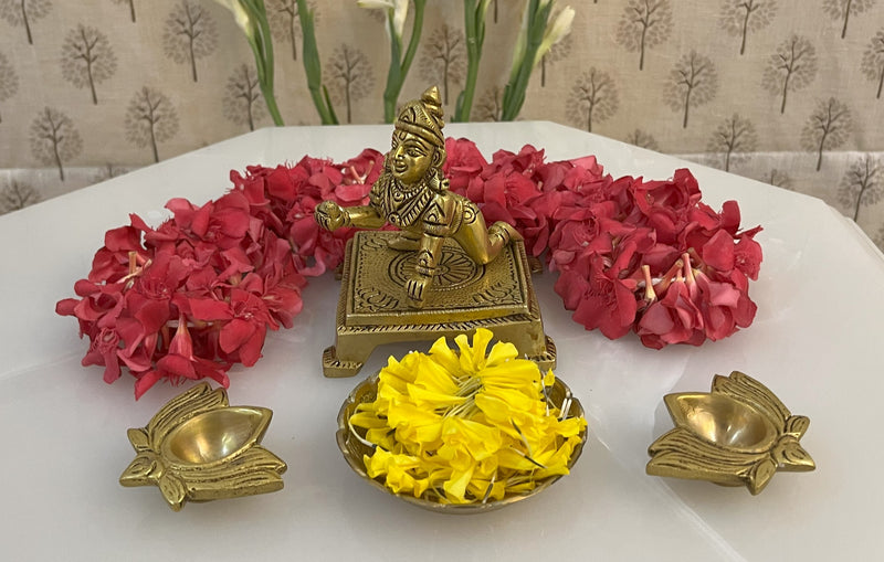 This small Lord Laddu Gopal Brass Statue represents