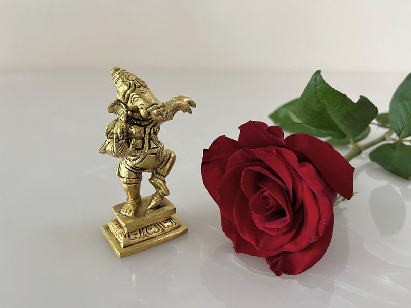 This compact statue makes an ideal addition to any space – from a living room décor to an office desk or a bookshelf