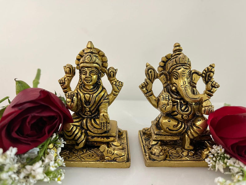Allow the presence of Shri Laxmi and Shri Ganesh to offer you heavenly blessings of wealth and knowledge with this beautiful set of Brass Lakshmi Ganesh