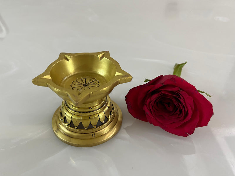 This beautiful piece, crafted from brass, echoes centuries of artistic tradition.