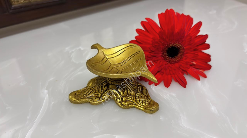 Peepal Leaf Diya: A sacred lamp that channels divine blessings