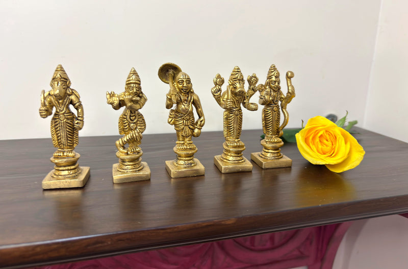 These idols are reflecting the spiritual and traditional Indian theme